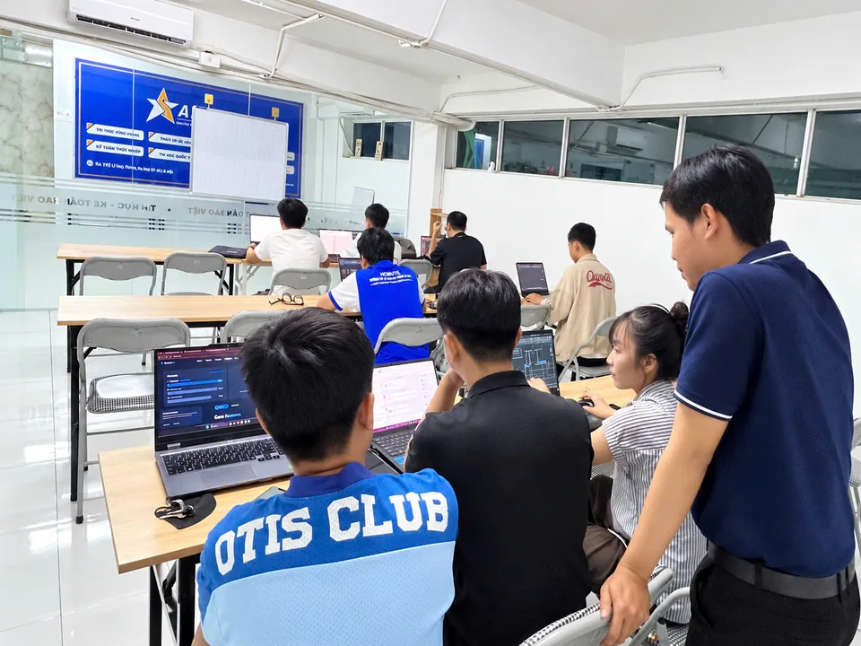 Giảng viên Sao Việt hướng dẫn học viên thực hành trực tiếp trên máy tính