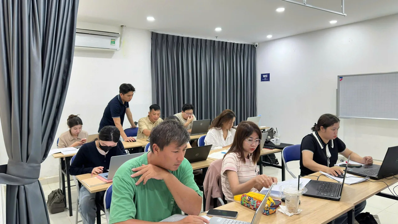 Giảng viên hướng dẫn học viên thực hành trong lớp học Sao Việt