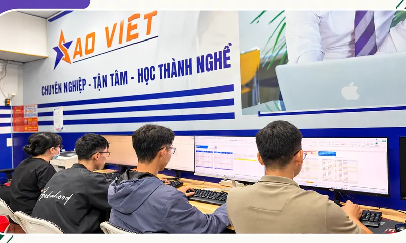 Ảnh ghép thiết kế từ ảnh lớp tin học thực tế do chủ website cung cấp.