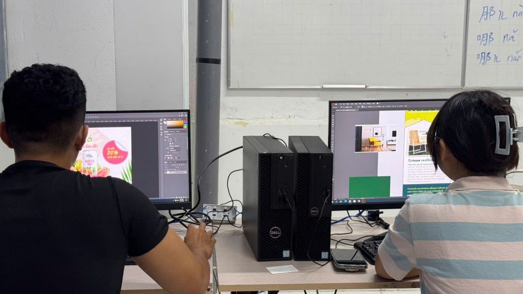 Học Viên Thiết Kế Sản Phẩm Trong Khóa Học Marketing Online Tại đồng Nai