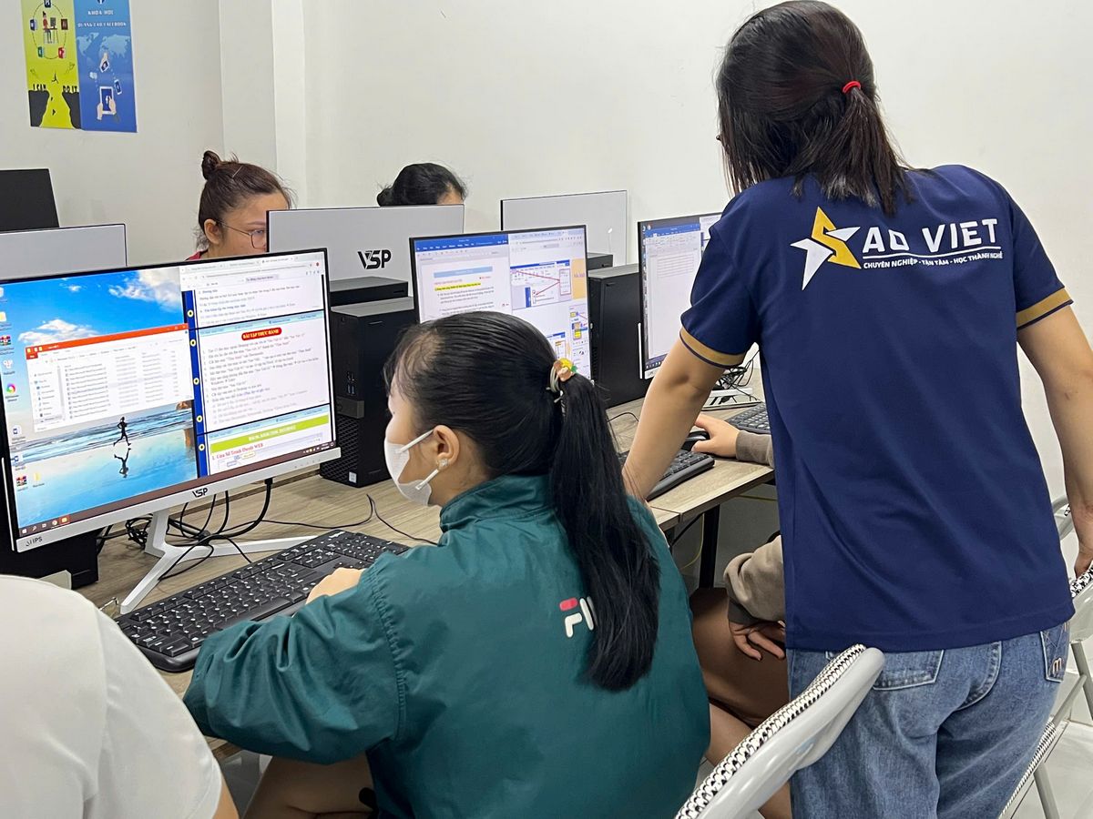 Đội Ngũ Giảng Viên Tận Tâm