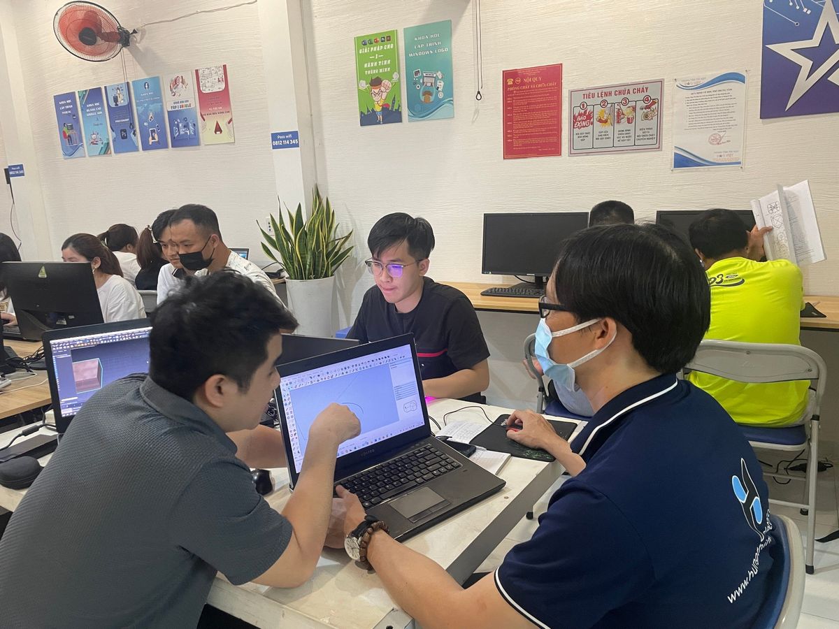 Giảng Viên Hướng Dẫn Theo Lộ Trình Học Cá Nhân