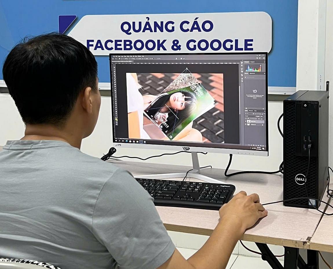 Học Viên Học Thiết Kế Chỉnh Sửa Hình Ảnh Với Photoshop
