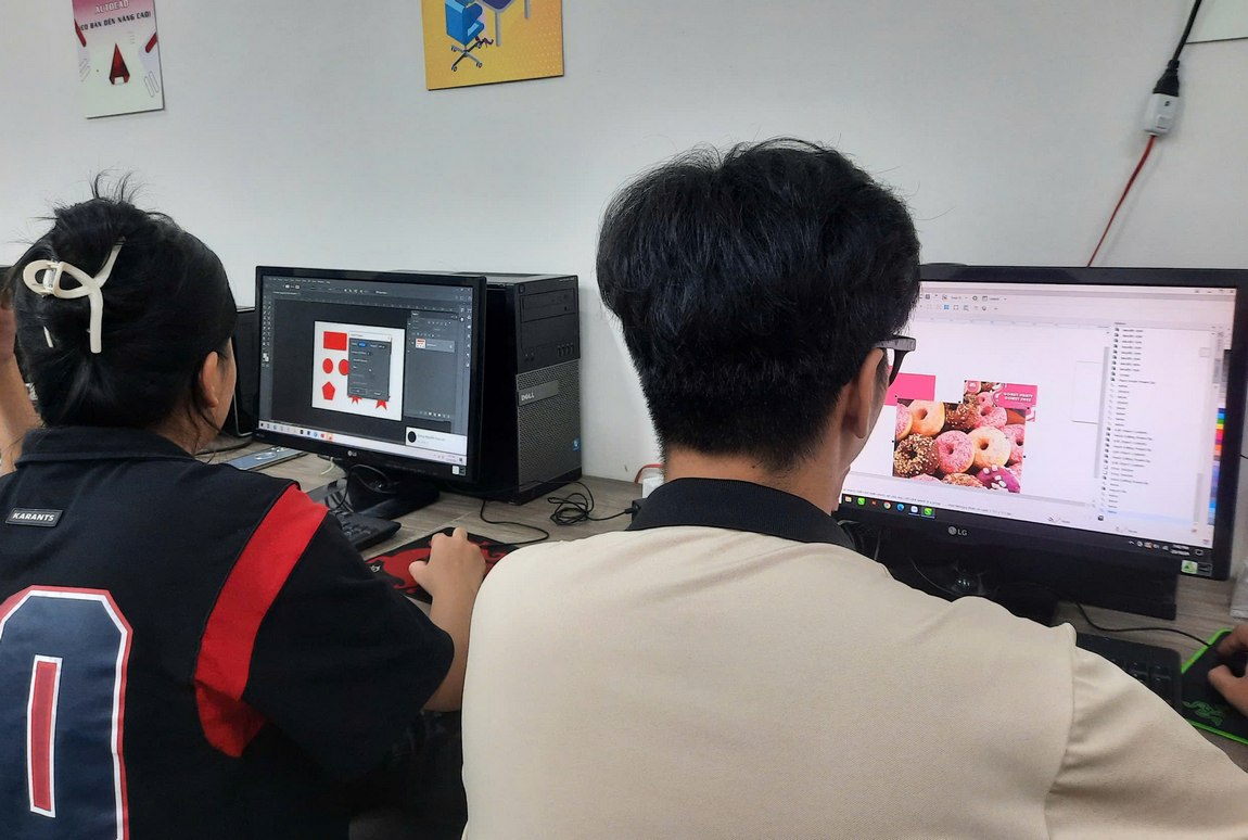 Học Viên Học Thiết Kế In Ấn Với CorelDraw