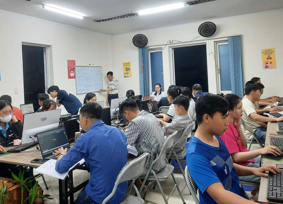 Ai Nên Tham Gia Khóa Học AI Tại Bình Dương