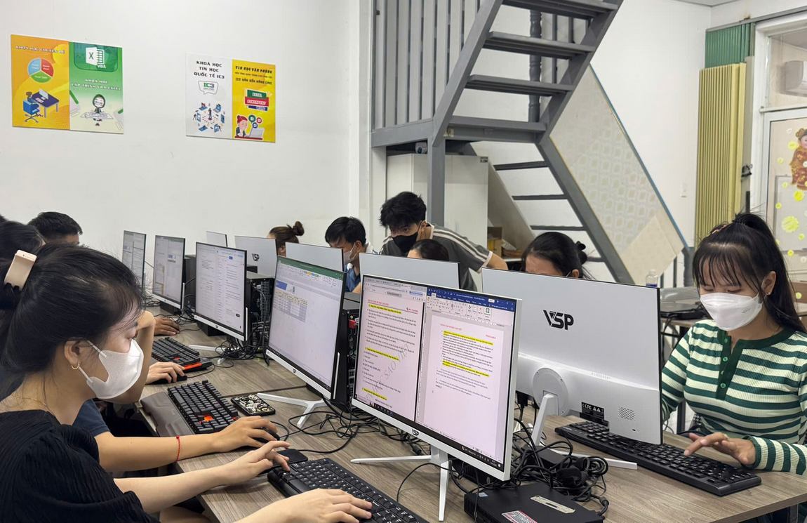 Học Viên Trong Khóa Học Sử Dụng AI Dành Cho Nhân Viên Văn Phòng