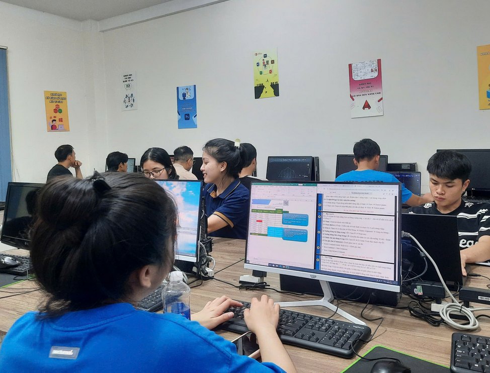 Tại Sao Nhân Viên Văn Phòng Nên Học Sử Dụng AI