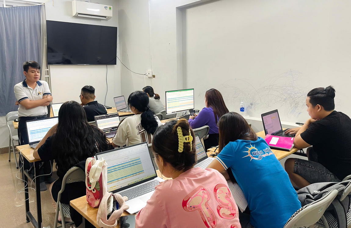 Đối Tượng Học Viên Tham Gia Khóa Học Tin Học Văn Phòng Tại Phường Bàn Cờ
