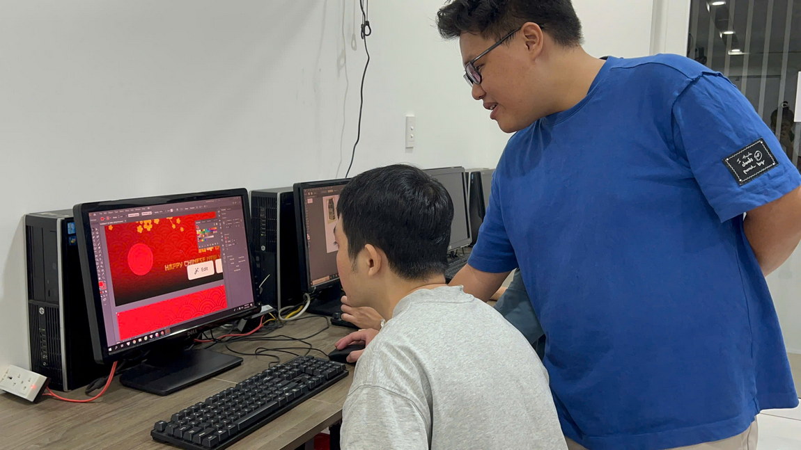 Giảng Viên Đang Hướng Dẫn Học Viên Trong Khóa Học Thiết Kế Đồ Họa